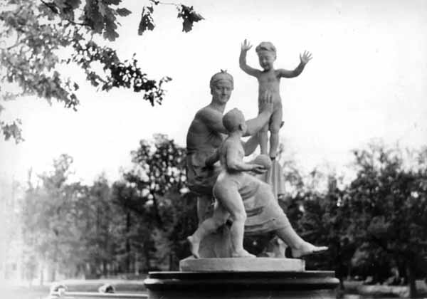 Скульптура матери в парке Останкино