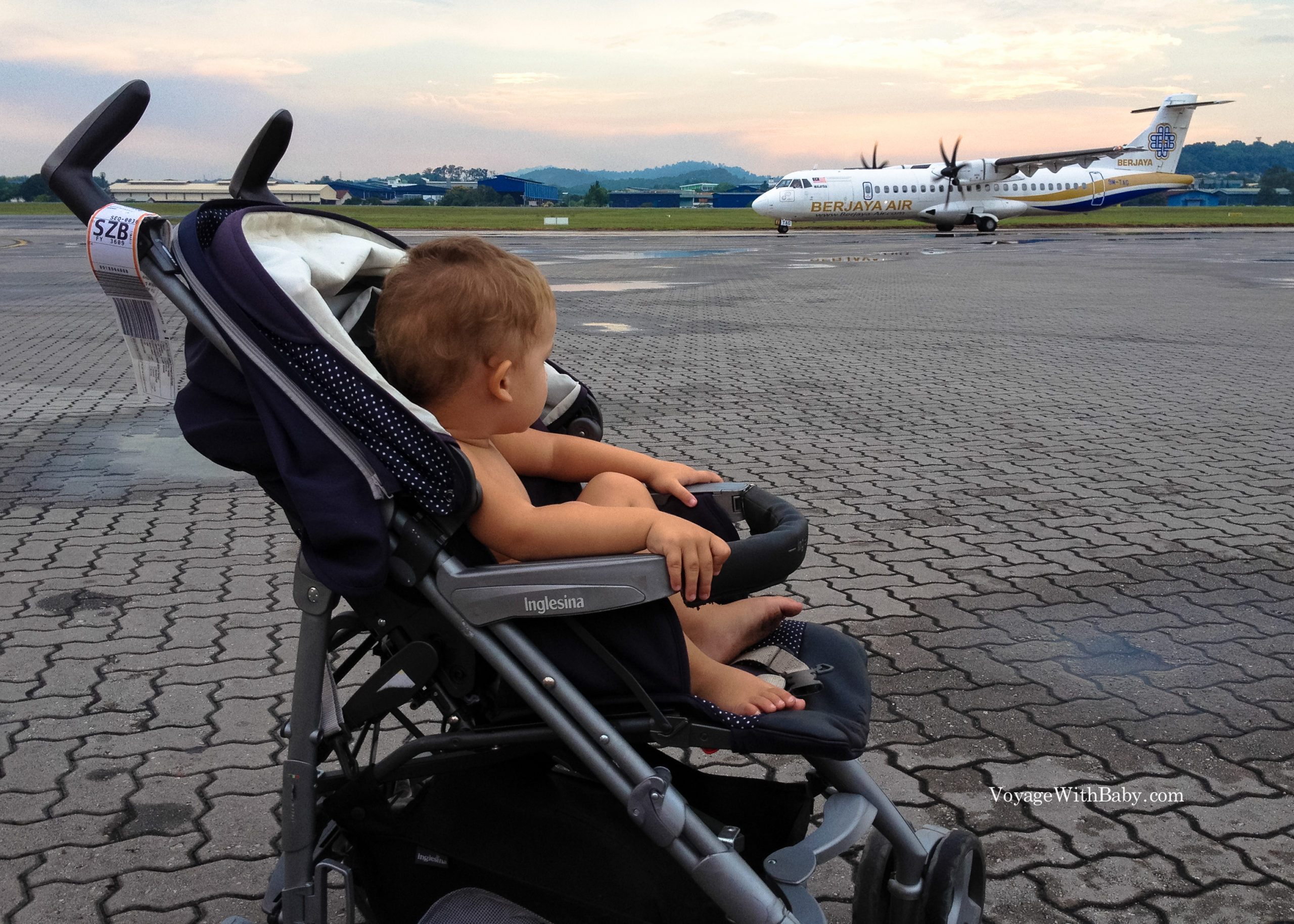 Дети с родителями в самолете. Детская коляска в самолет. Путешествие на самолете для детей. Коляска в аэропорту для ребенка. Ребенок в коляске.
