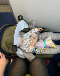 Люлька с младенцем в самолете