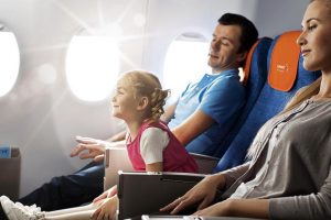 Ребенок в самолете с родителями