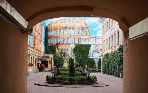 Итальянский дворик с Коллизеем в Санкт-Петербурге