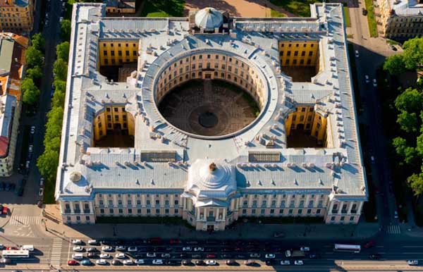 Экскурсия в самый большой круглый двор в Петербурге.