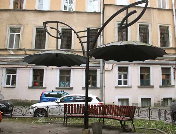 Двор с зонтами в Санкт-Петербурге