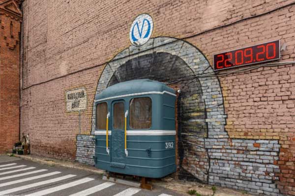 Дом с вагоном метро в Санкт-Петербурге