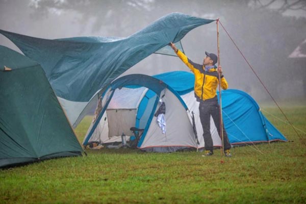 Установка палатки в дождь
