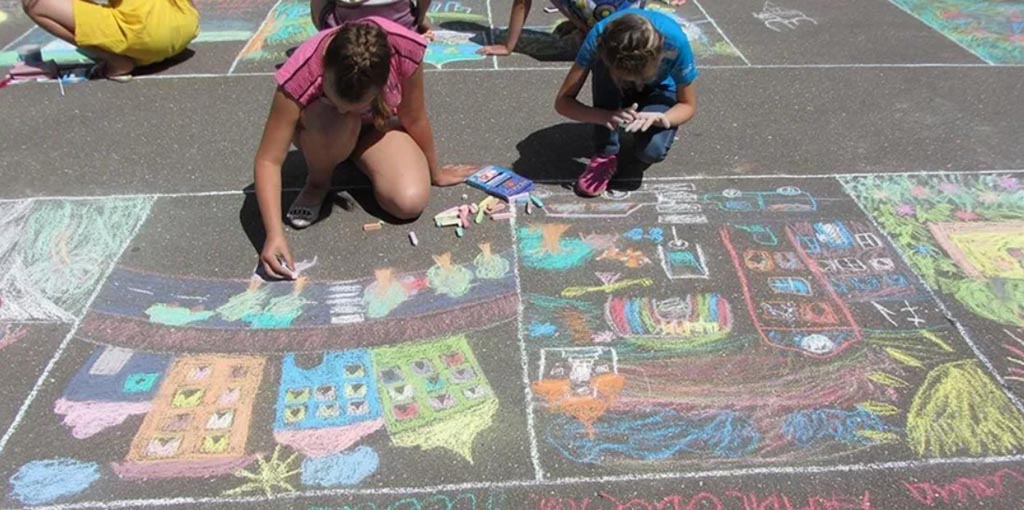 Рисование мелками на тротуаре детская игра