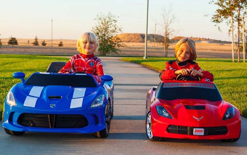 Дети на красивых детских электромобилях