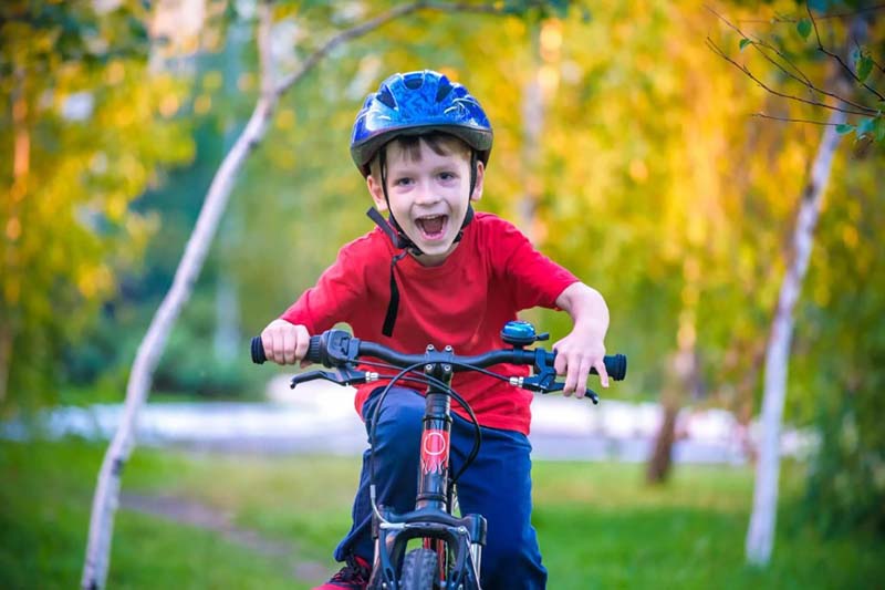Радостный ребенок на велосипеде