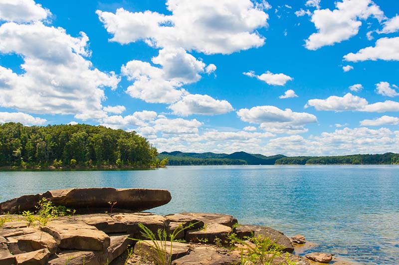 В США есть множество спокойных озер для спокойного летнего приключения.