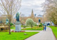 В суете центра Ливерпуля находится элегантный парк Сент-Джонс-Гарденс со статуями известных горожан.