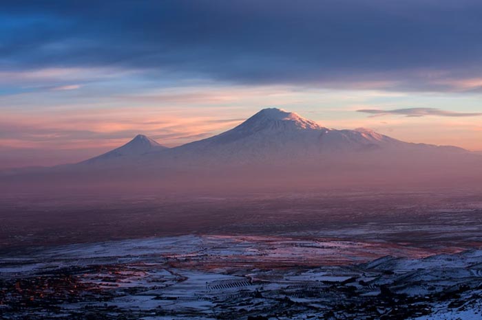 Гора Арарат между Турцией и Арменией