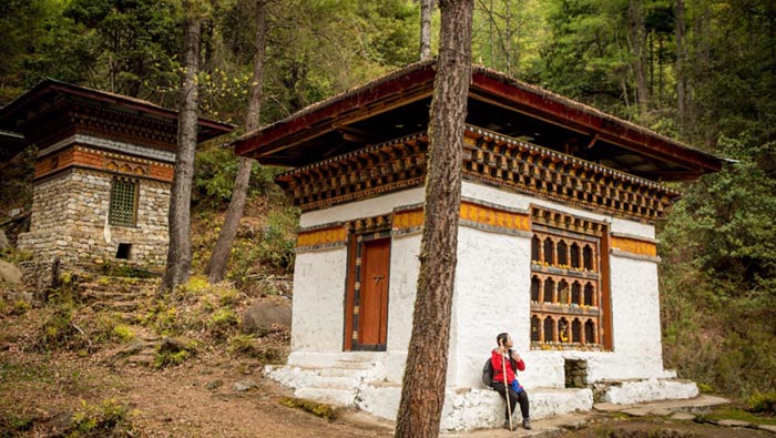 Отдых в походе у монастыря Тигровое гнездо в Паро, Бутан.