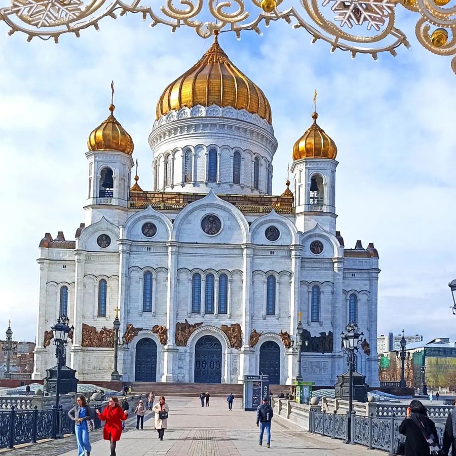 Храм Христа Спасителя в Москве весна