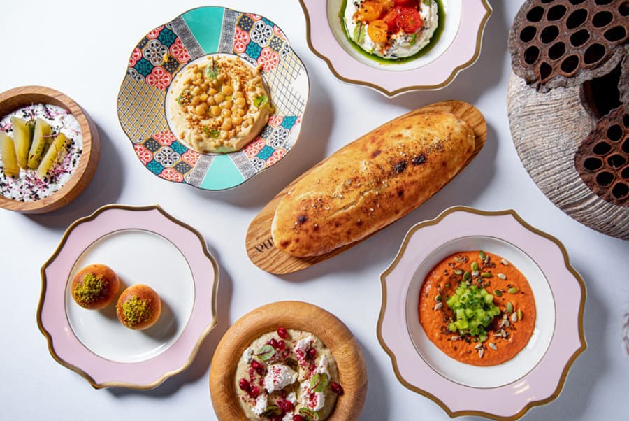 Persiana - иранский ресторан в Москве, блюда на столе
