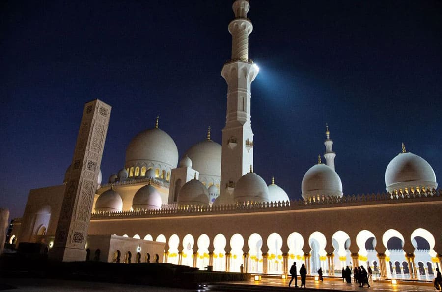 Большая мечеть ночью в Абу-Даби