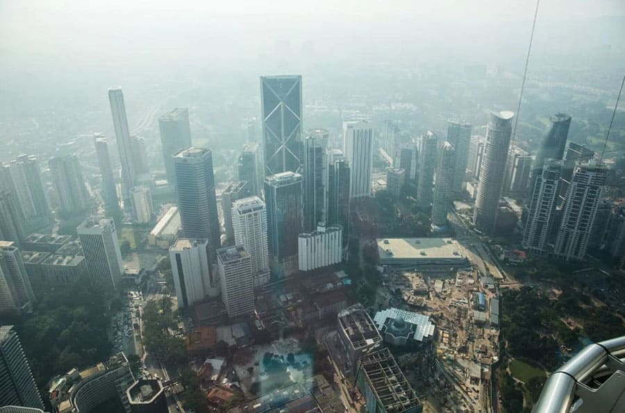 Вид со смотровой площадки башен Петронас в Куала-Лумпур