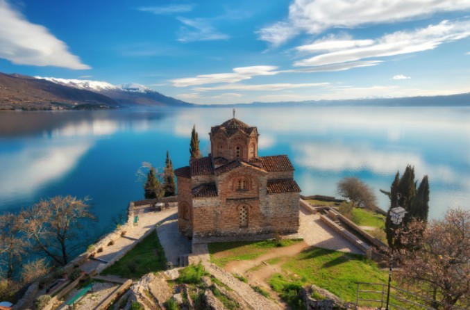 Церковь Святого Иоанна в Канео с видом на Охридское озеро