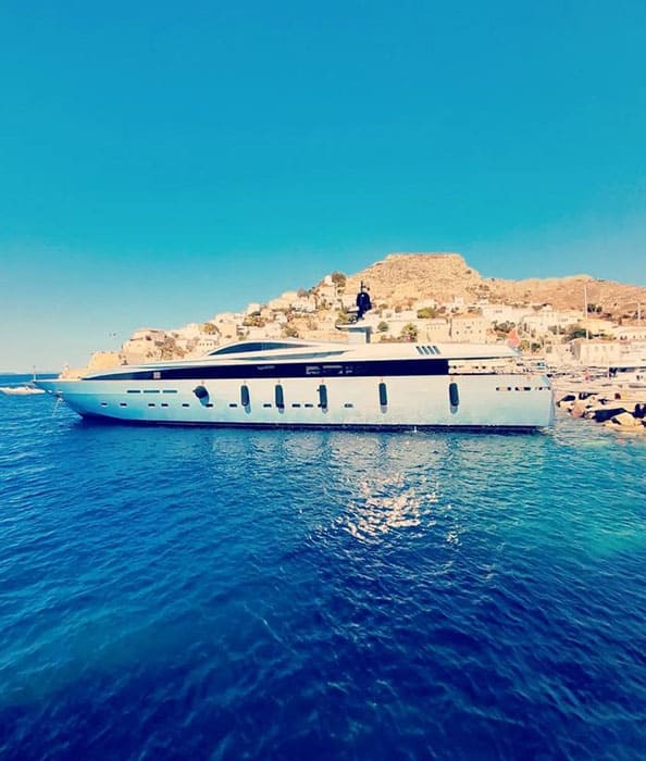 Яхта у берегов острова Идра, Греция