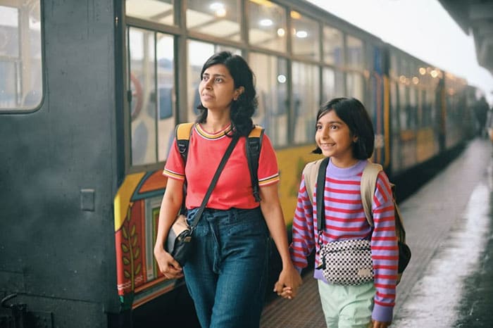 Путешествовать на поезде с детьми зачастую удобнее и доступнее, чем летать