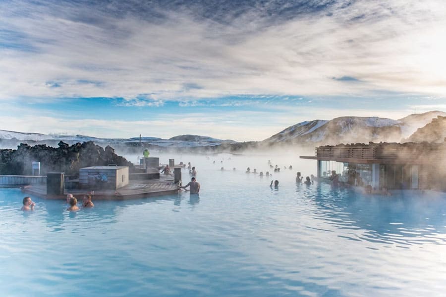 Согрейтесь в Голубой лагуне Исландии в феврале