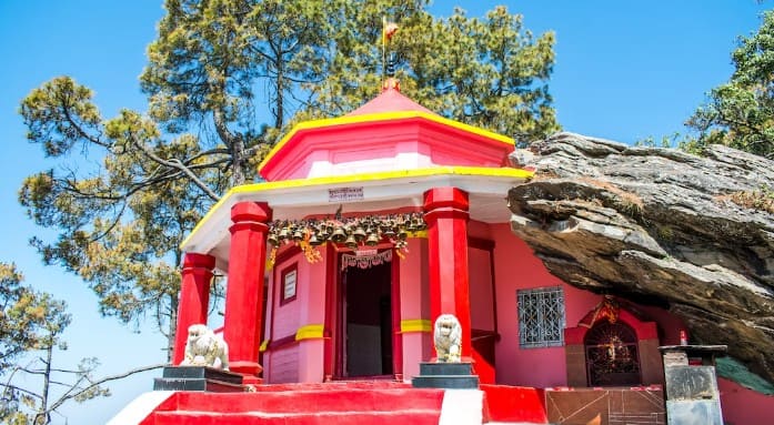 Индуистская святыня храма Касар Деви в Альморе