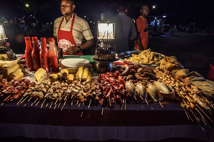 Покупайте еду на рынках и у уличных торговцев в городах побережья Суахили
