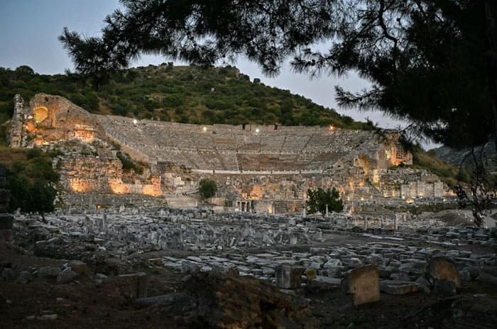 Посетите древний город Эфес с его необыкновенным амфитеатром