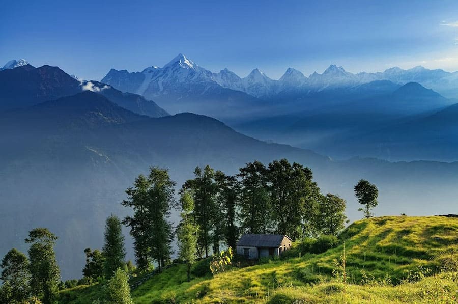 Красивые пики Панччули в Великих Гималаях из Мунсияри, Уттаракханд, Индия