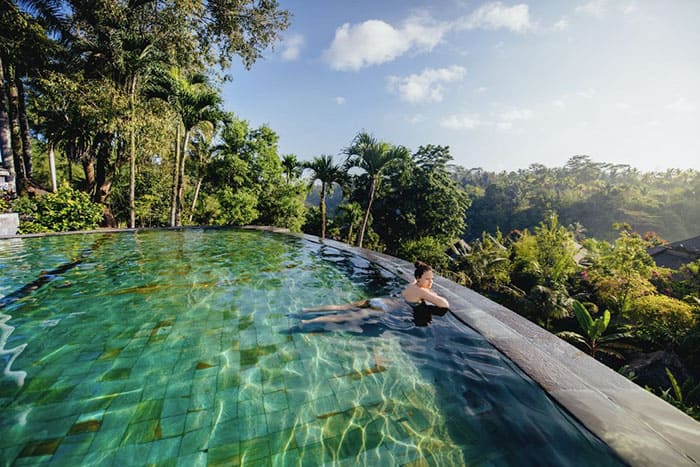 Пейзажный бассейн с видом на джунгли — популярная часть спа-салона на Бали. Красота!