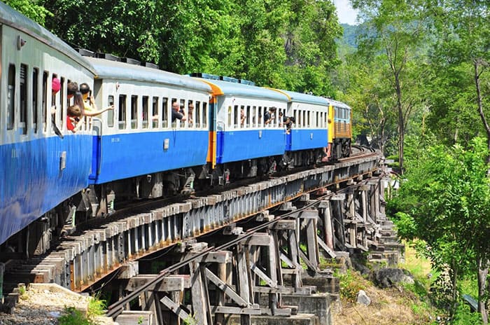 Поезд проходит через сельскую местность Таиланда. Красота!