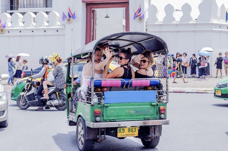 Тук-туки — быстрый и простой способ передвижения по многим городам Таиланда. Красота!