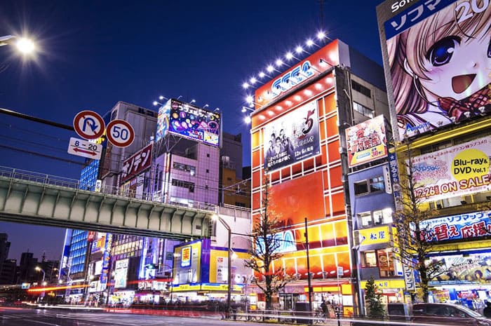 Район Акихабара в Токио — место, где можно найти аниме, игры. Красота!
