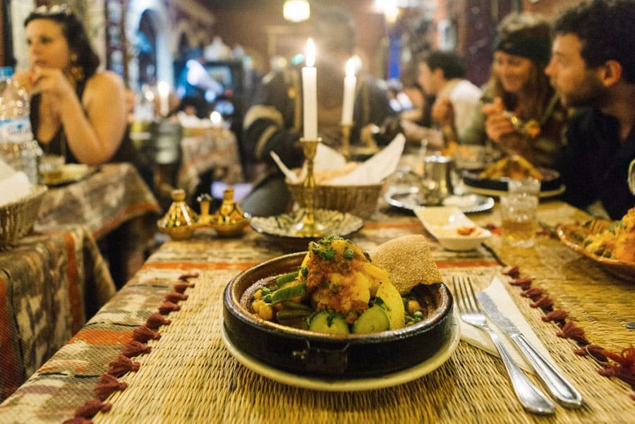 Знайте свои манеры за столом, когда едите с другими людьми в Марокко. Красота!