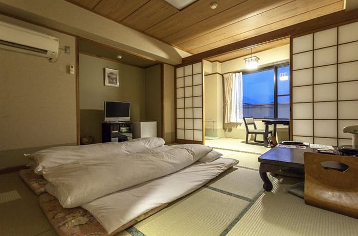 Обязательно забронируйте проживание в рёкане – традиционной японской гостинице. Красота!