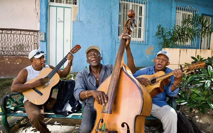 Слушайте уличных музыкантов по всей Кубе. Красота!