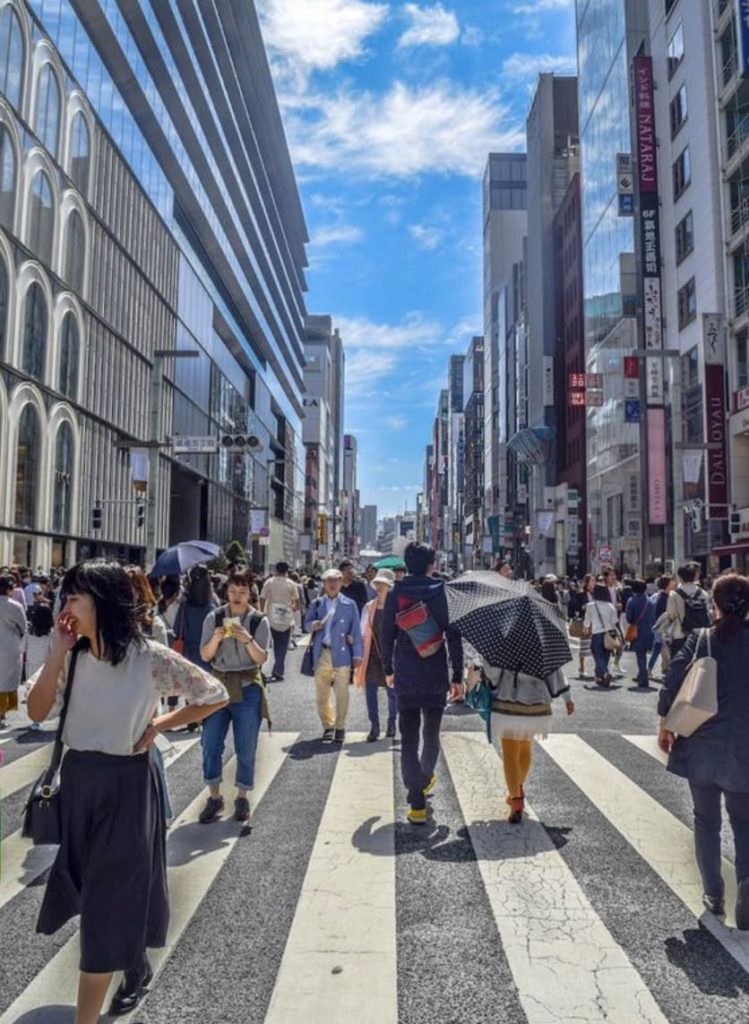 Люди на улицах Японии