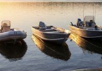 Различные типы алюминиевых лодок на воде