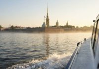 Вид на Петропавловскую крепость с воды на арендованном катере