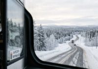 вид из окна туристического автобуса на заснеженную дорогу
