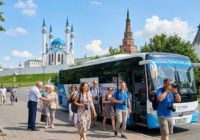Туристический автобус на фоне Казанского Кремля