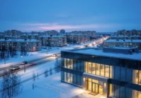 Панорамный вид заснеженного северного города в глубоких синих сумерках