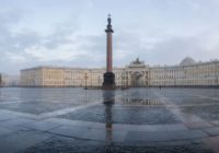 Панорамный вид Дворцовой площади в Санкт-Петербурге ранним утром