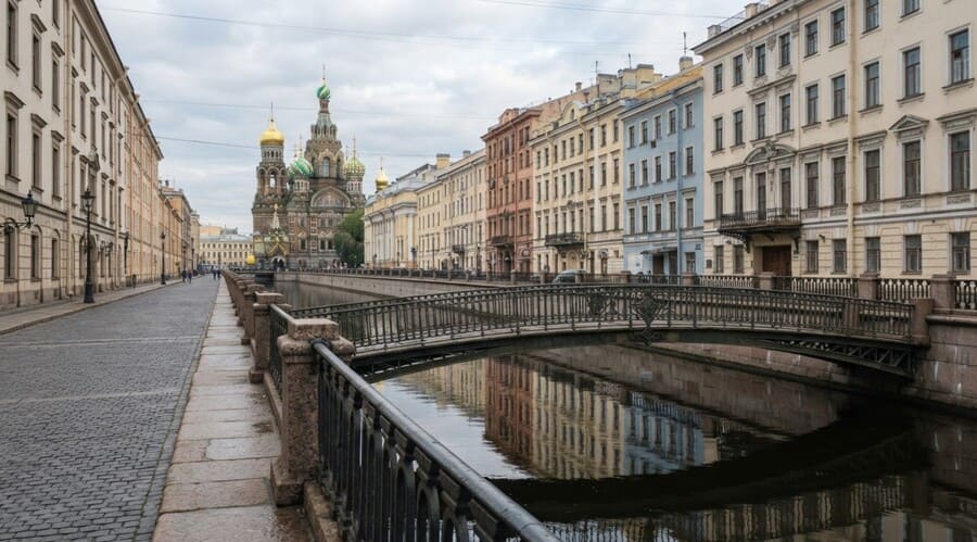 Вид вдоль канала Грибоедова в Санкт-Петербурге