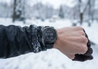 Часы Garmin на запястье бегуна в зимней экипировке