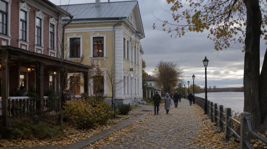 Уютная старинная набережная провинциального русского города осенью