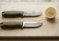 два одинаковых ножа с фиксированным клинком и прорезиненной рукоятью