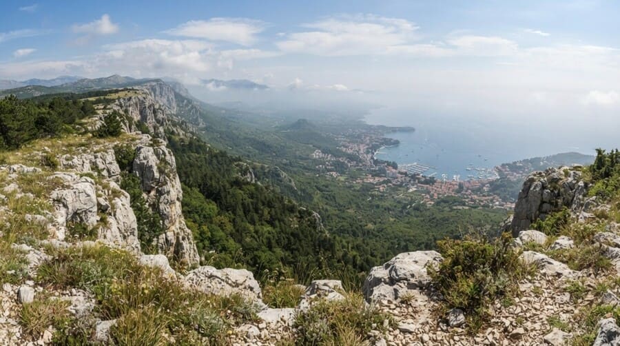 Панорама с края высокого горного плато